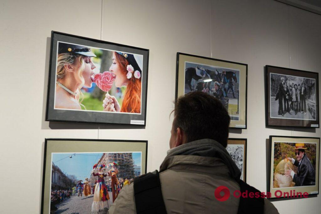 «Юморине 50»: в Одессе открылась фотовыставка с историей праздника