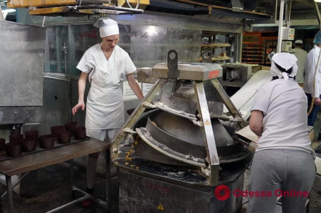 В Херсон, терробороне и переселенцам: одесский хлебозавод напечет 57 тысяч благотворительных пасок (фоторепортаж)