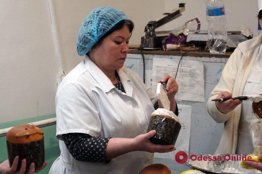 В Херсон, терробороне и переселенцам: одесский хлебозавод напечет 57 тысяч благотворительных пасок (фоторепортаж)