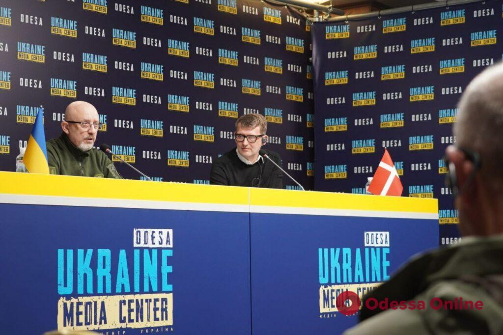 «Незабаром ми з вами почуємо як Леопарди гарчать із датським акцентом»: Одесу відвідали міністри оборони Данії та України (фото)