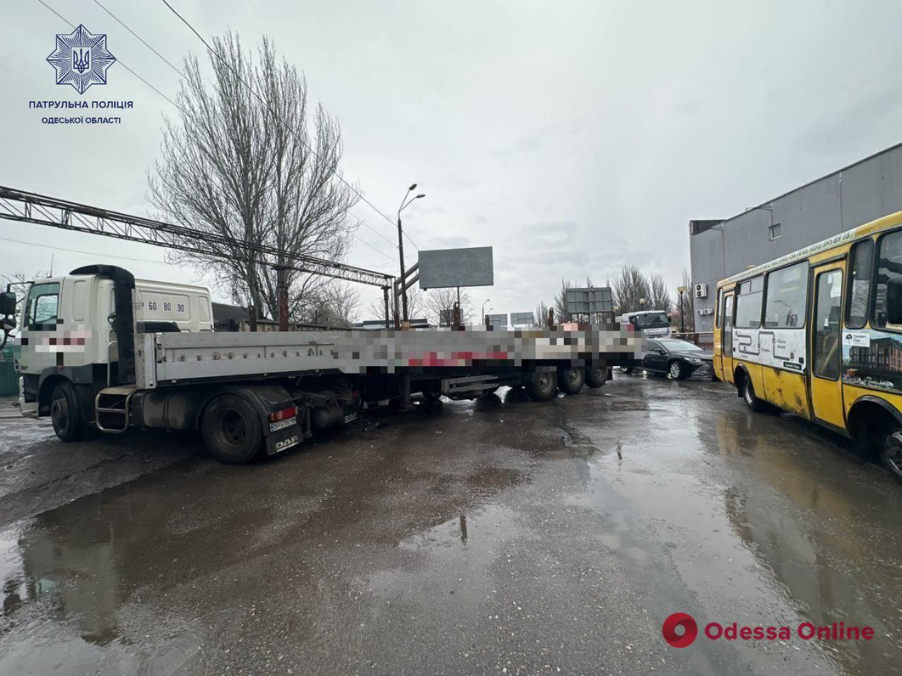 Одесса: в районе Пересыпи произошло ДТП с пострадавшим, образовалась сильная пробка (обновлено)