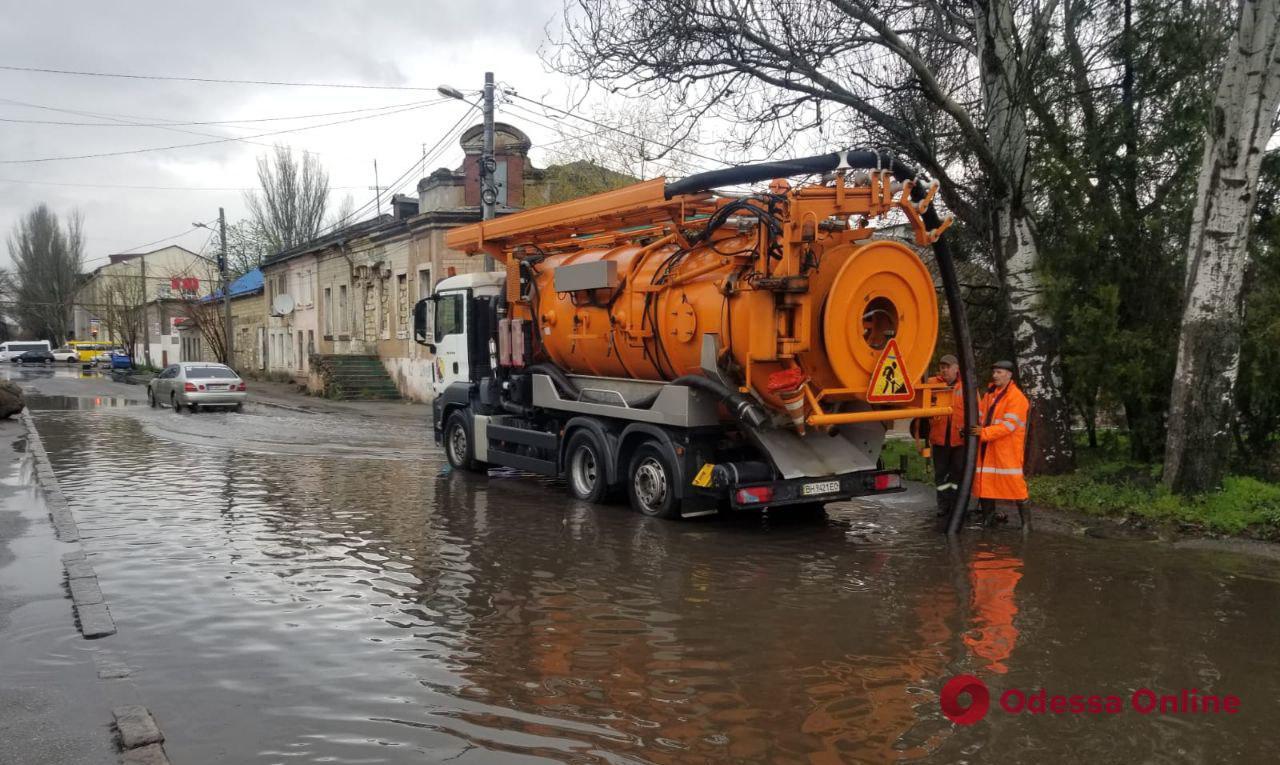 В Одессе затопило Ярмарочную площадь (фотофакт)