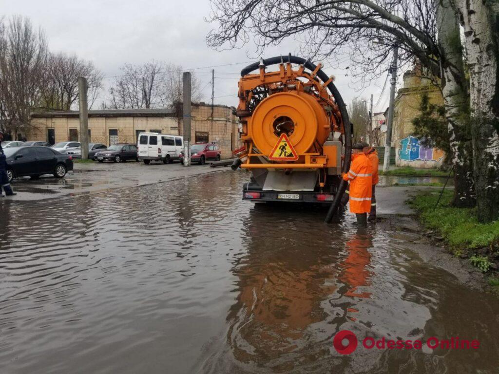 В Одессе затопило Ярмарочную площадь (фотофакт)