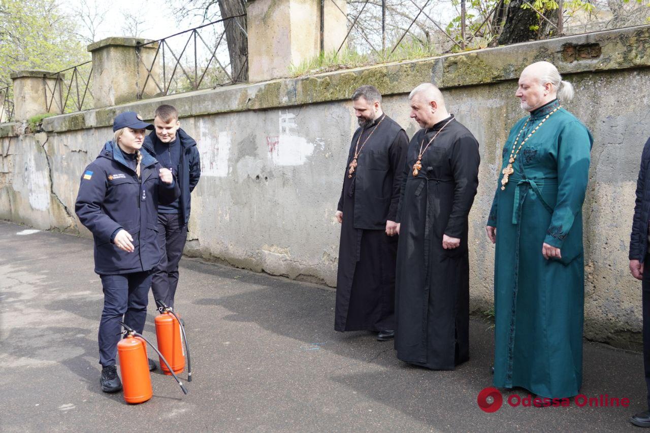 Перед Великоднем одеські рятувальники проводять профілактичні заходи у церквах