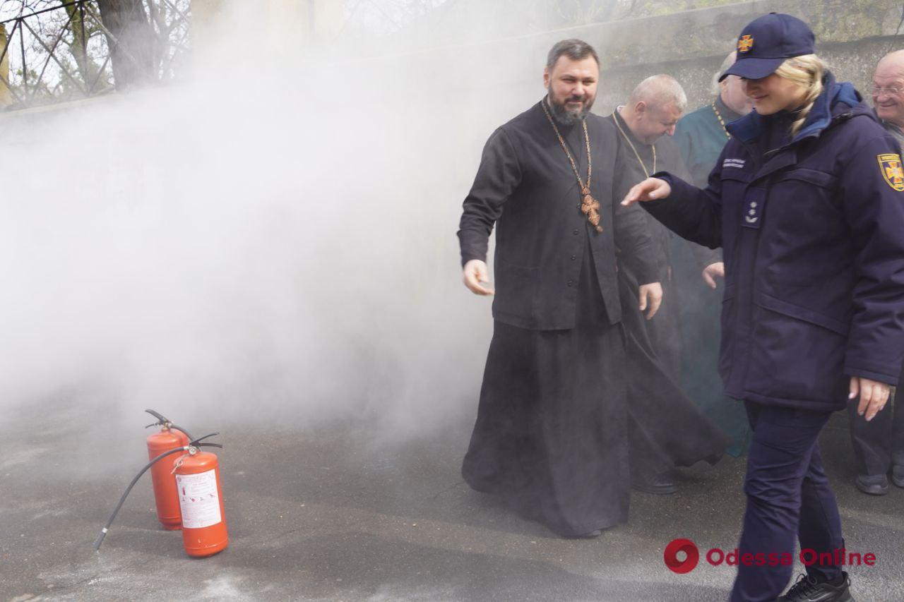 Перед Пасхой одесские спасатели проводят профилактические мероприятия в церквях