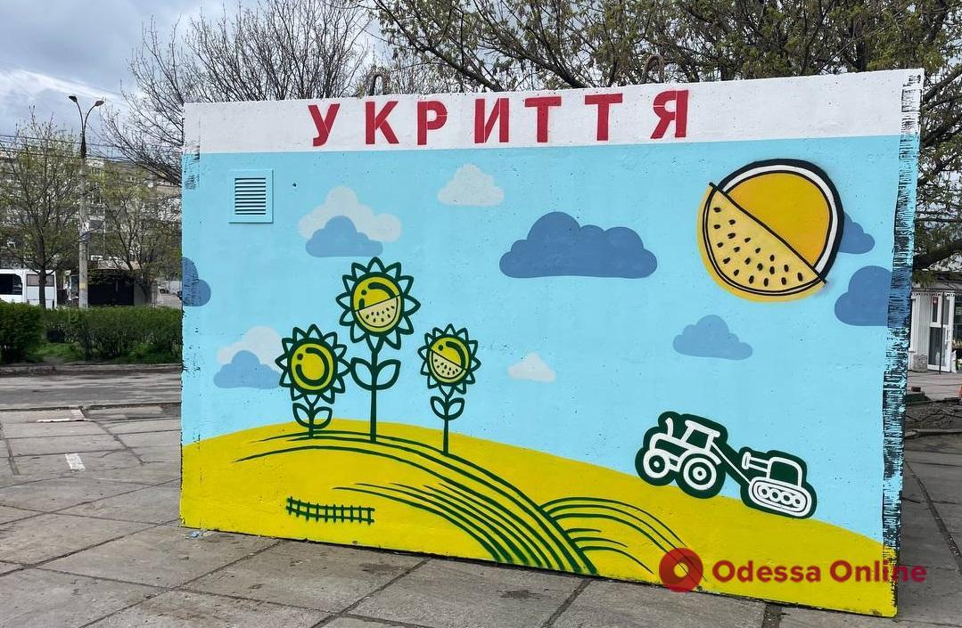 Одесские волонтеры установили в Херсоне уже седьмое мобильное укрытие (фото, видео)