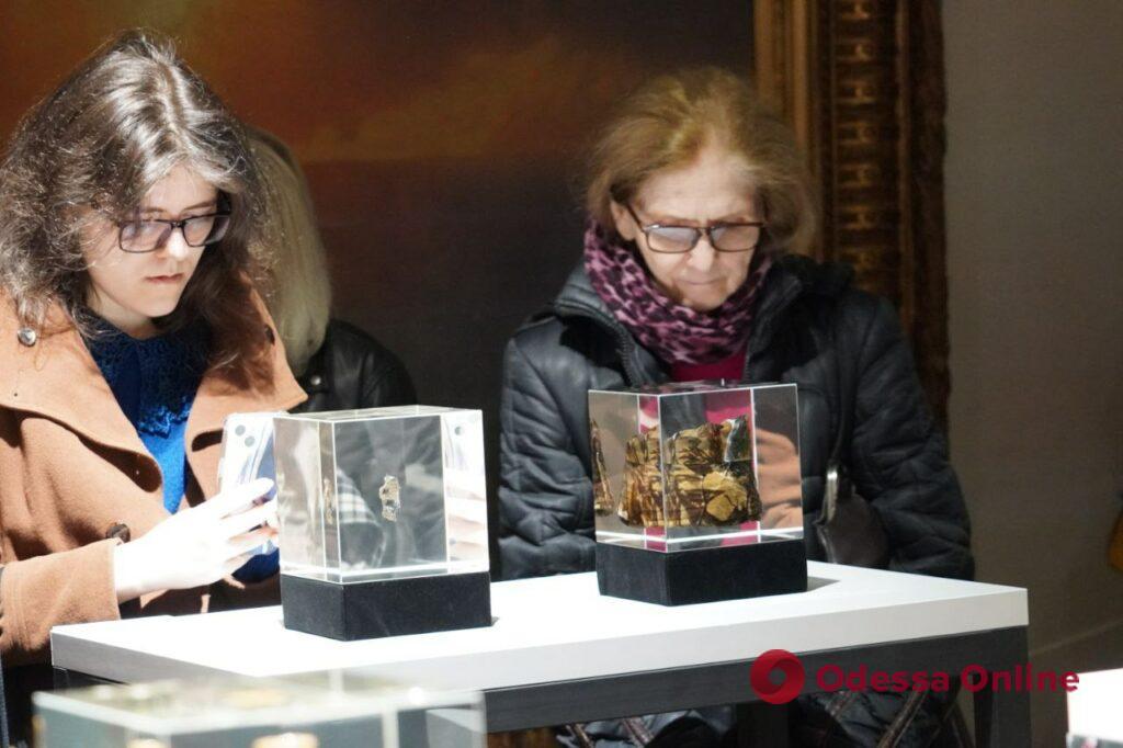 Ключ от наручников, осколок креста, кусок самолета: в Одессе открыли выставку артефактов войны (фоторепортаж)