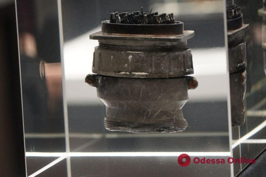 Ключ від наручників, уламок хреста, шматок літака: в Одесі відкрили виставку артефактів війни (фоторепортаж)
