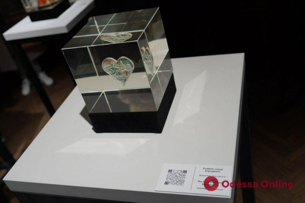 Ключ від наручників, уламок хреста, шматок літака: в Одесі відкрили виставку артефактів війни (фоторепортаж)