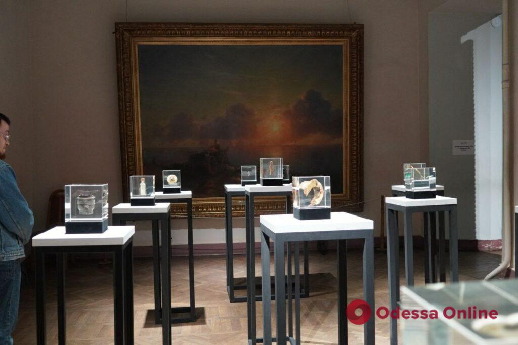 Ключ от наручников, осколок креста, кусок самолета: в Одессе открыли выставку артефактов войны (фоторепортаж)