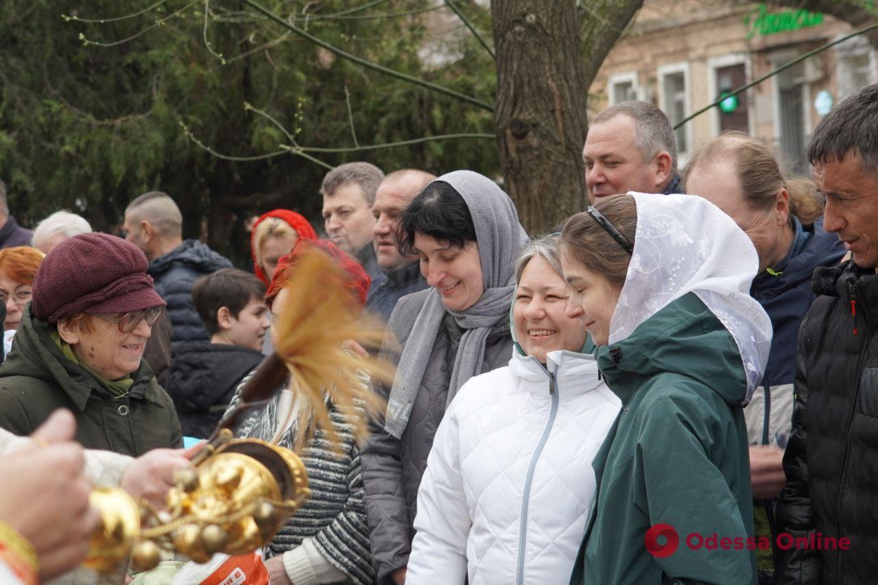 Одесситы святят Пасхальные корзины: возле храмов ПЦУ – огромные очереди (фоторепортаж)