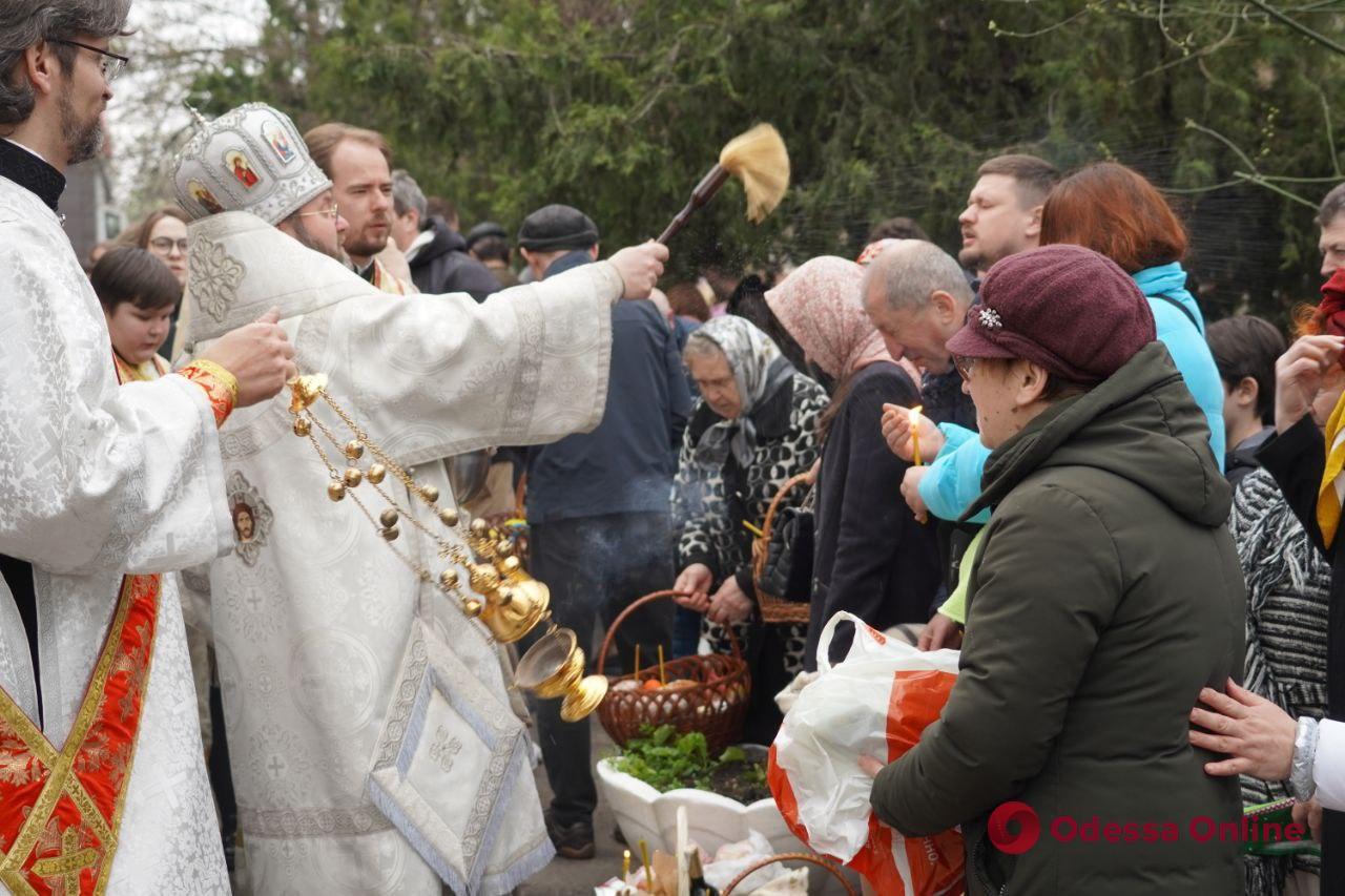 Одесити святять Великодні кошики: біля храмів ПЦУ – величезні черги (фоторепортаж)