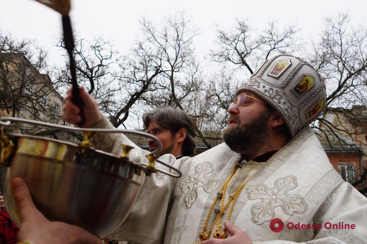 Одесити святять Великодні кошики: біля храмів ПЦУ – величезні черги (фоторепортаж)