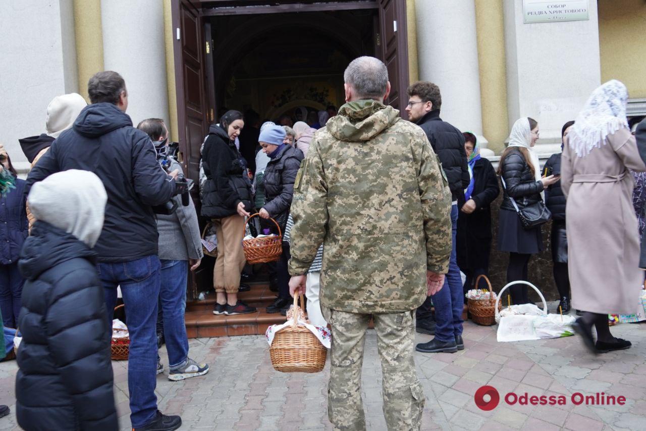 Одесситы святят Пасхальные корзины: возле храмов ПЦУ – огромные очереди (фоторепортаж)