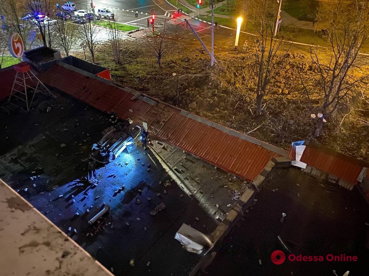Взрыв в российском Белгороде: посреди улицы образовалась огромная воронка (фото, видео)