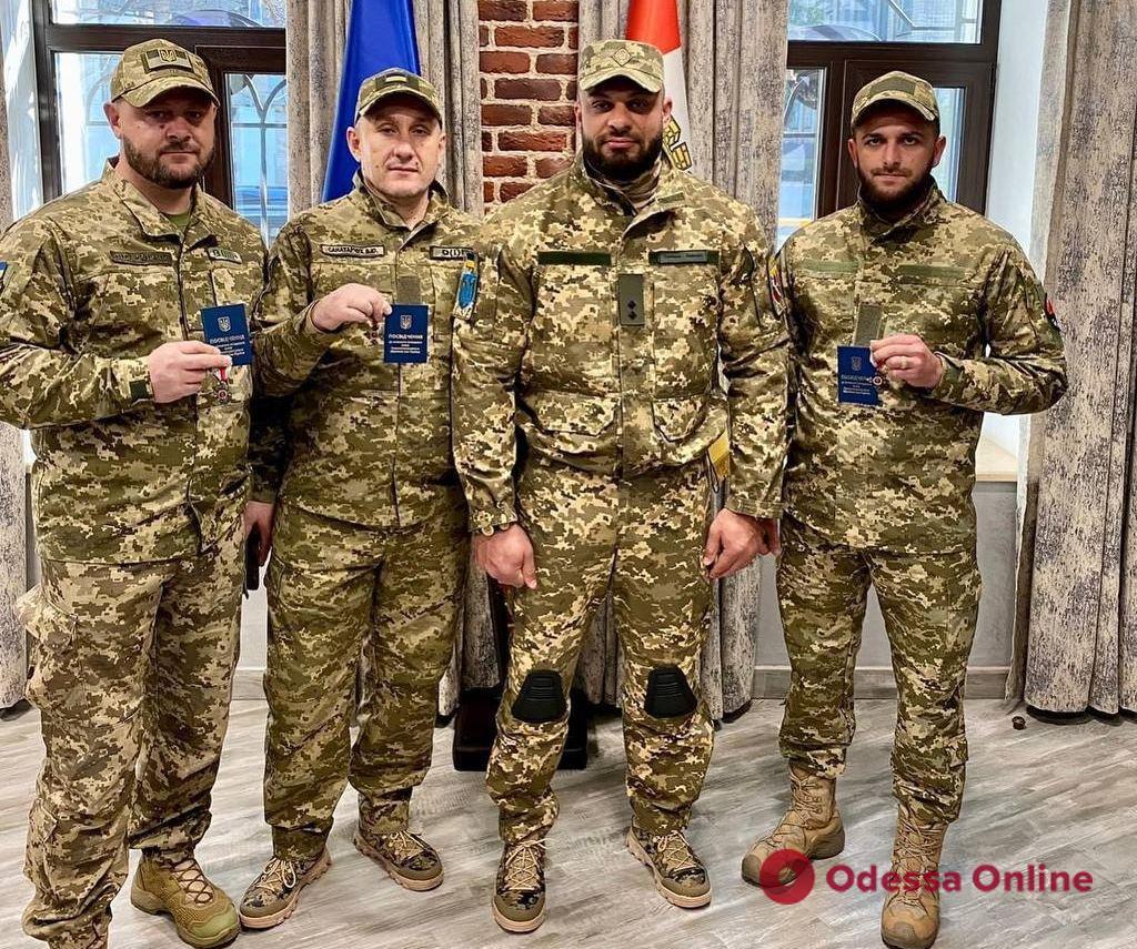 Міністр оборони та Головнокомандувач ЗСУ нагородили військових одеської 122 бригади ТрО Міністр оборони та Головнокомандувач ЗСУ нагородили військових одеської 122 бригади ТрО
