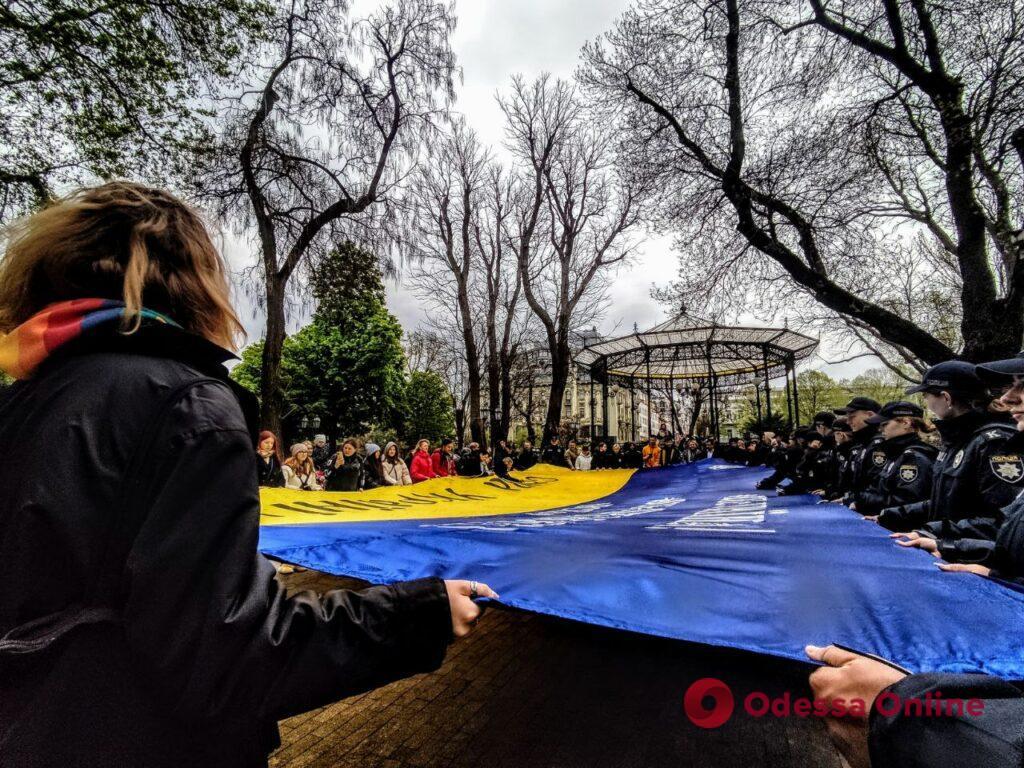 Кінцева точка – звільнений Крим: до Одеси привезли український прапор-мандрівник