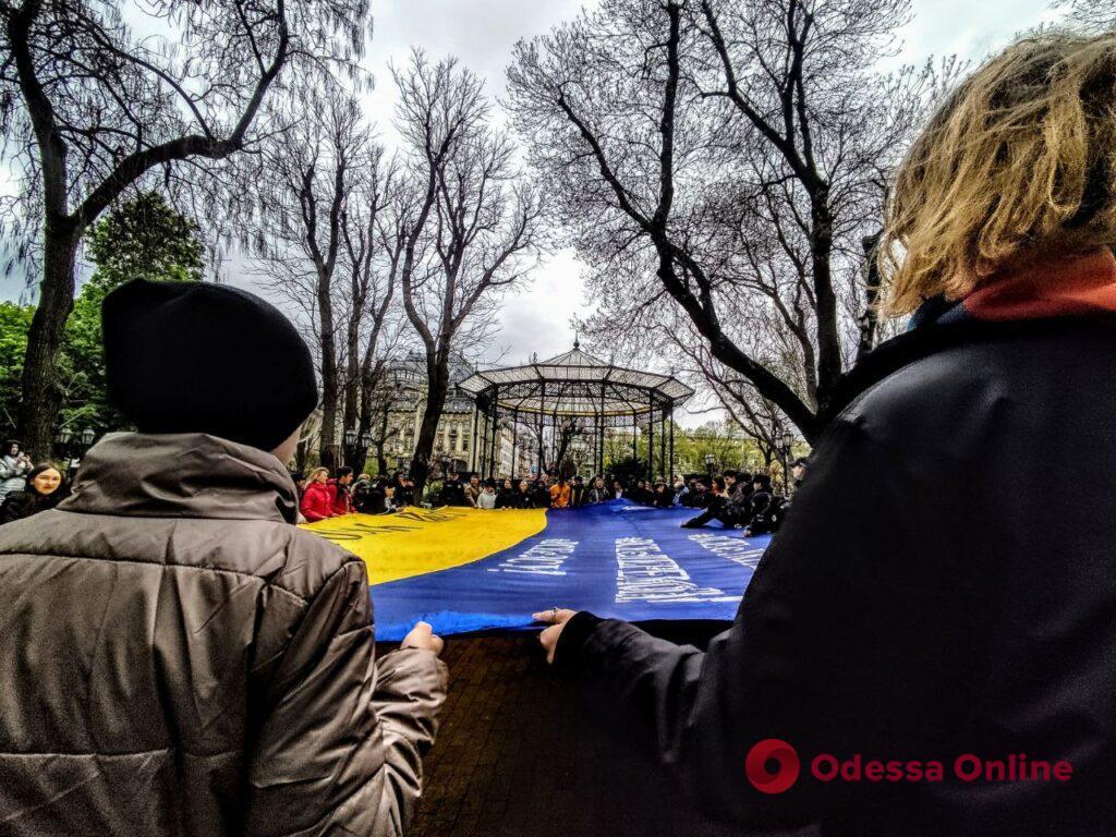 Кінцева точка – звільнений Крим: до Одеси привезли український прапор-мандрівник