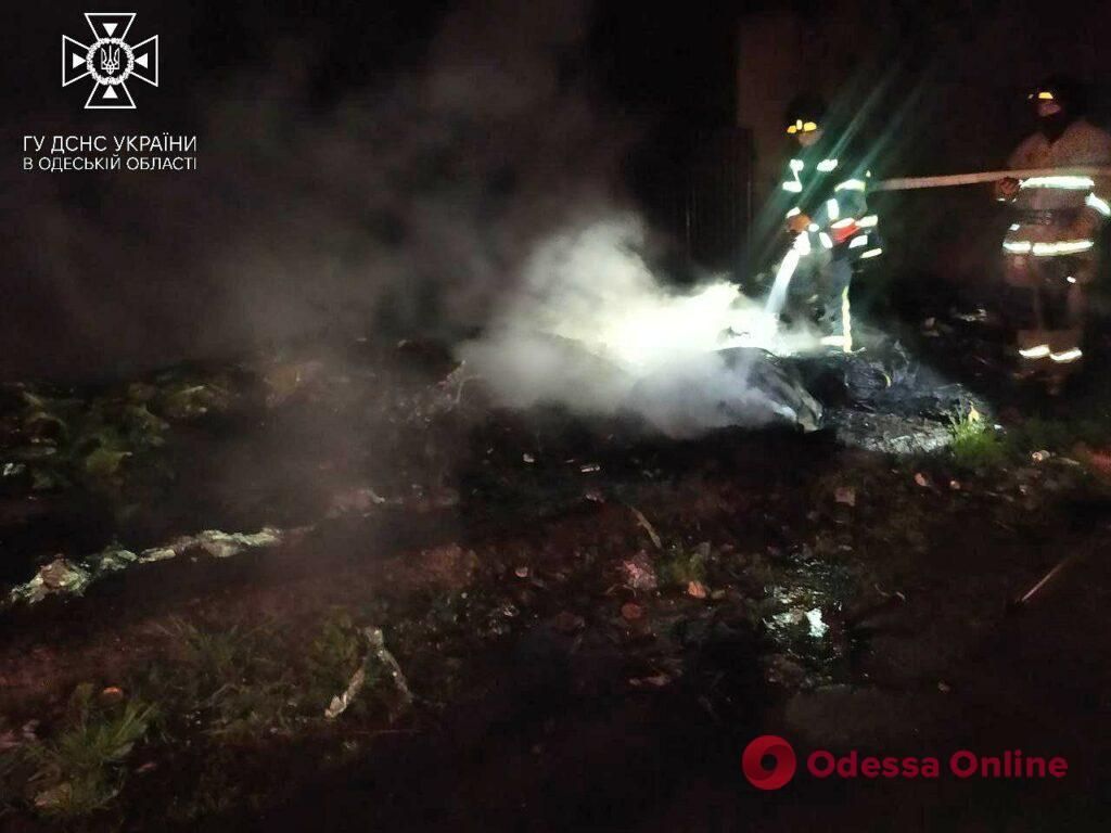 Пожар на Черемушках: на улице Генерала Петрова загорелись автомобильные шины (фото)