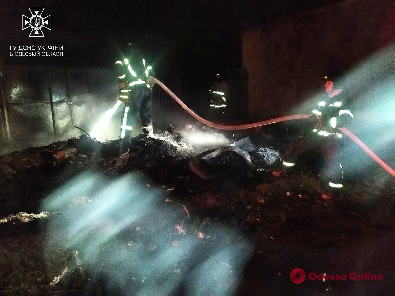 Пожар на Черемушках: на улице Генерала Петрова загорелись автомобильные шины (фото)