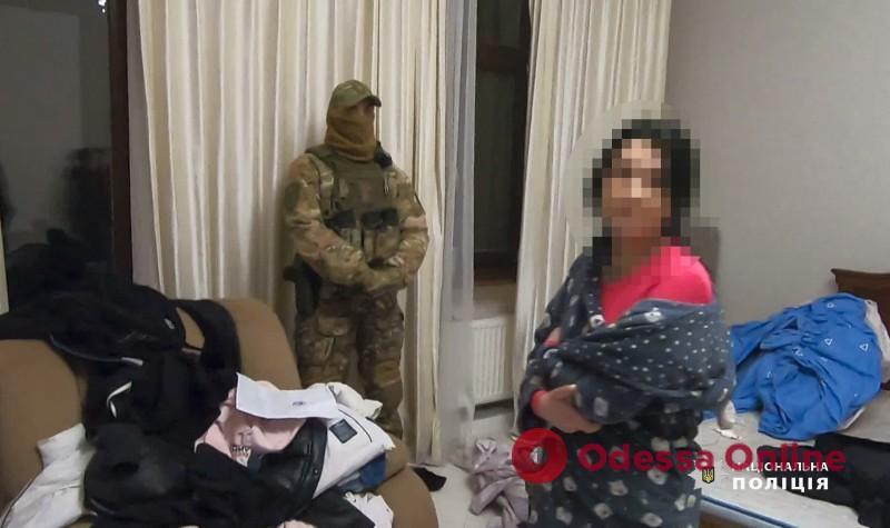 В Одессе разоблачили женщину, которая втягивала девушек в занятие проституцией (фото, видео)
