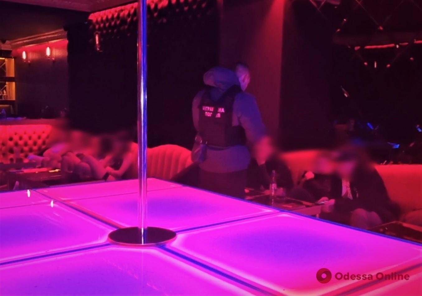 В Одессе «накрыли» сеть стриптиз-клубов, в которых предоставляли сексуальные услуги (фото, видео)