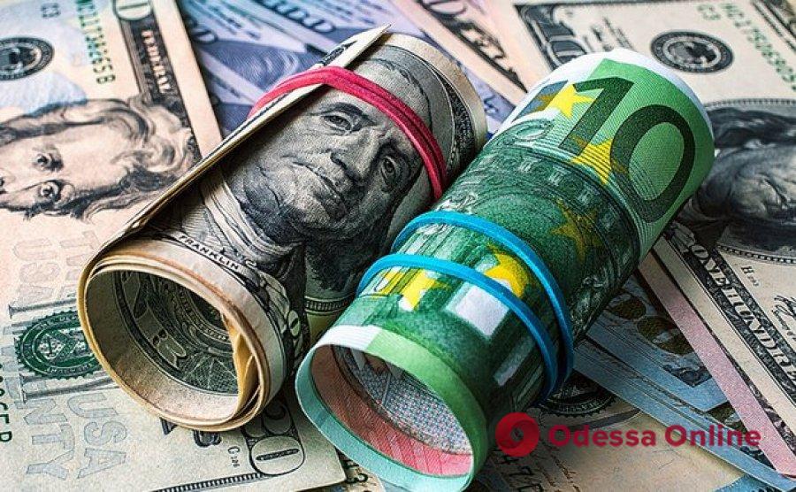 Нацбанк України значно скоротив продаж валюти