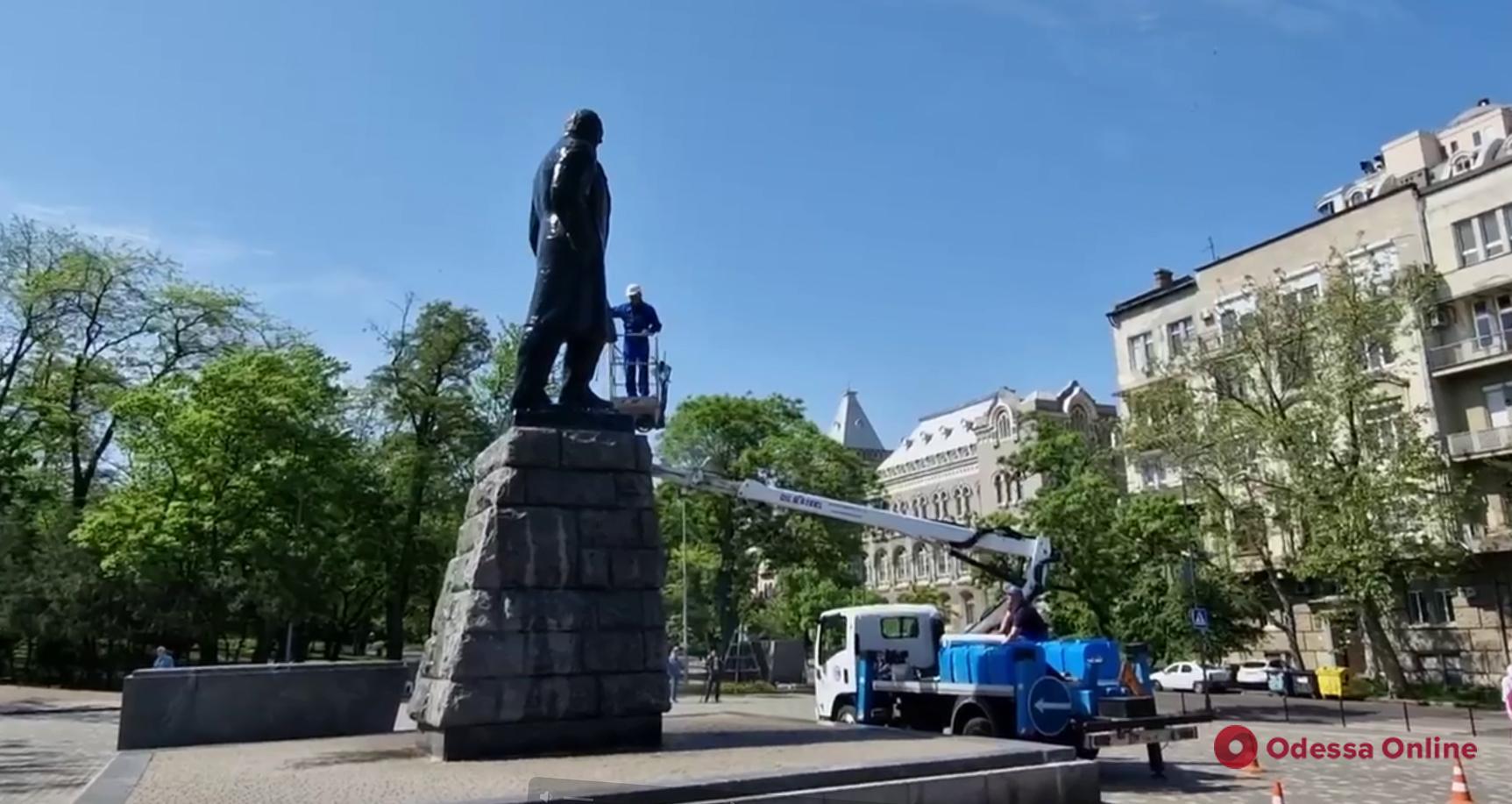 В Одессе «купают» памятники (видеофакт)