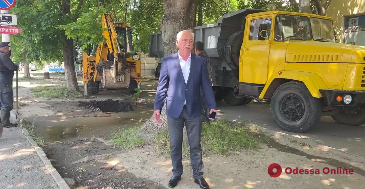 Прорыв водопровода в Черноморске: полгорода осталась без воды