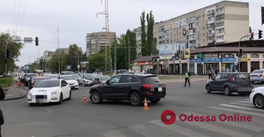 Одесса: лихач на Audi толкнул мотоцикл в маршрутку