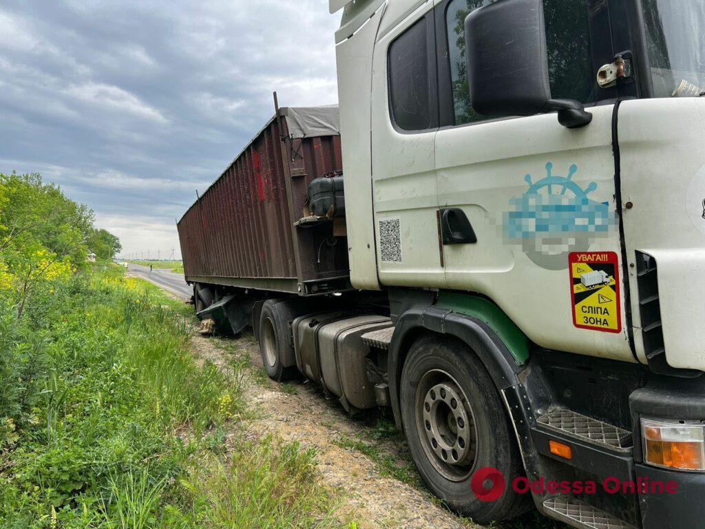 В Одесской области грузовик столкнулся с легковушкой — пострадали три человека
