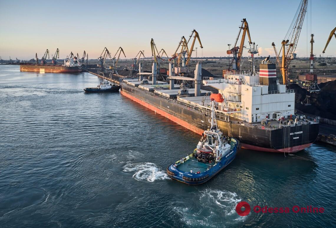 «Зернова ініціатива»: росія майже місяць блокує порт «Південний»