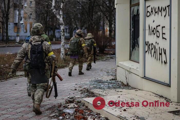 На Бахмутському напрямку українські захисники продовжують рухатись вперед, – Міноборони