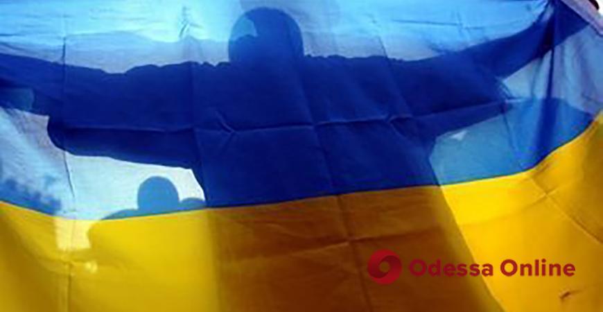 Заслонял камеру наблюдения: одессит сорвал с фасада украинский флаг