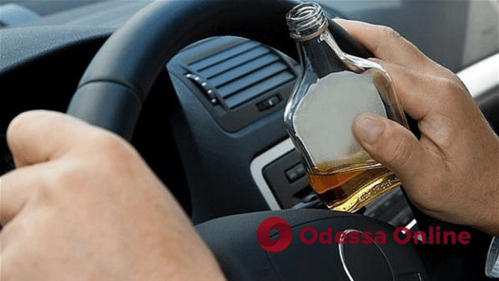 Одесская область: пьяный водитель с поддельными правами въехал в остановку общественного транспорта
