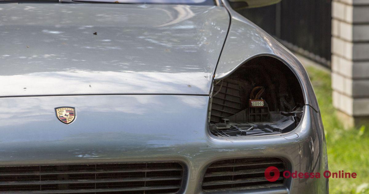 В центре Одессы двое мужчин сняли фары с Porsche Cayenne