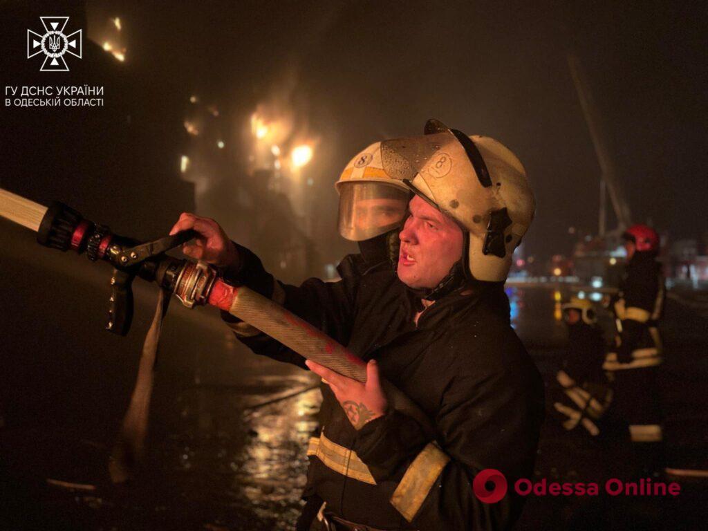 Одесса: в месте «прилета» разгорелся пожар площадью 10 тыс. квадратных метров