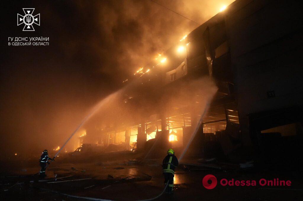 Одесса: в месте «прилета» разгорелся пожар площадью 10 тыс. квадратных метров