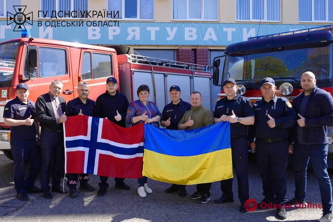 Одеські та херсонські рятувальники отримали від Норвегії спецавтомобілі (фото, відео)