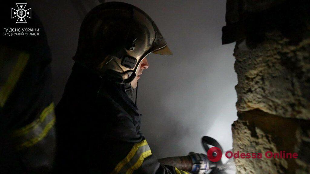 В Одессе на Пересыпи по неустановленной пока причине выгорел склад