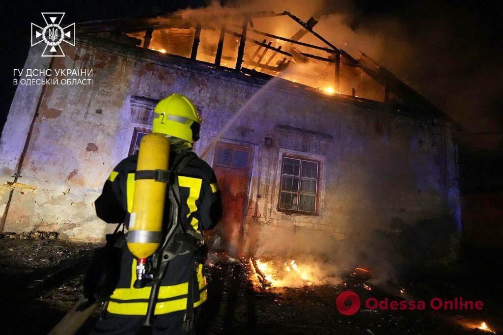 В Одессе на Пересыпи по неустановленной пока причине выгорел склад
