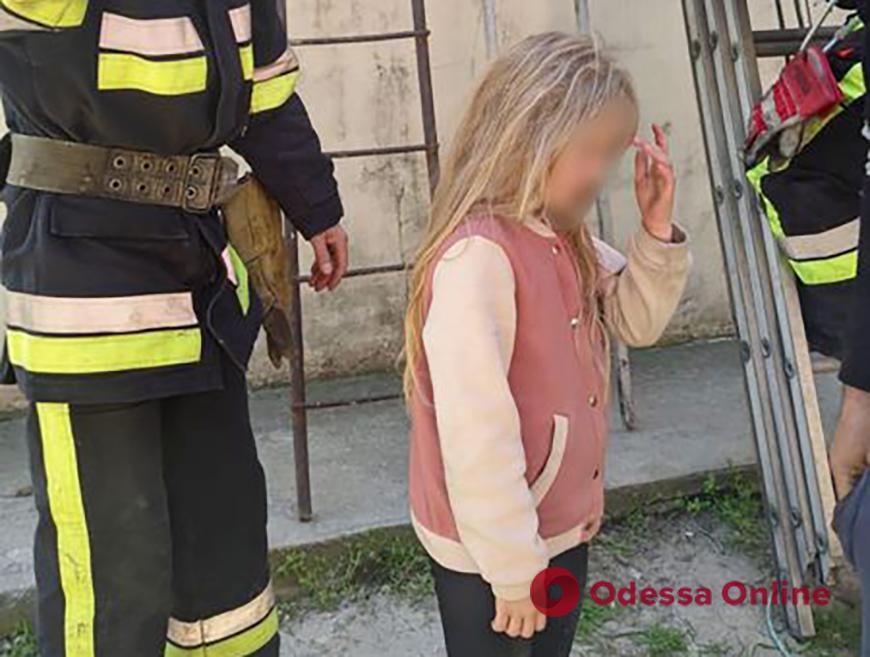 Стояла на скрутке кабелей и держалась за карниз: в Килии пожарные спасли девочку с высоты