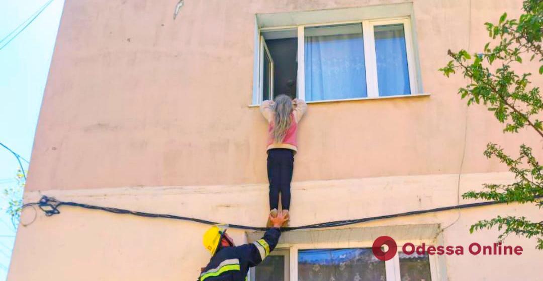 Стояла на скрутке кабелей и держалась за карниз: в Килии пожарные спасли девочку с высоты