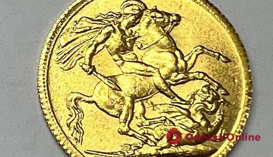 В Орлівці затримали українку з британськими золотими монетами часів Георга V та поштовими марками