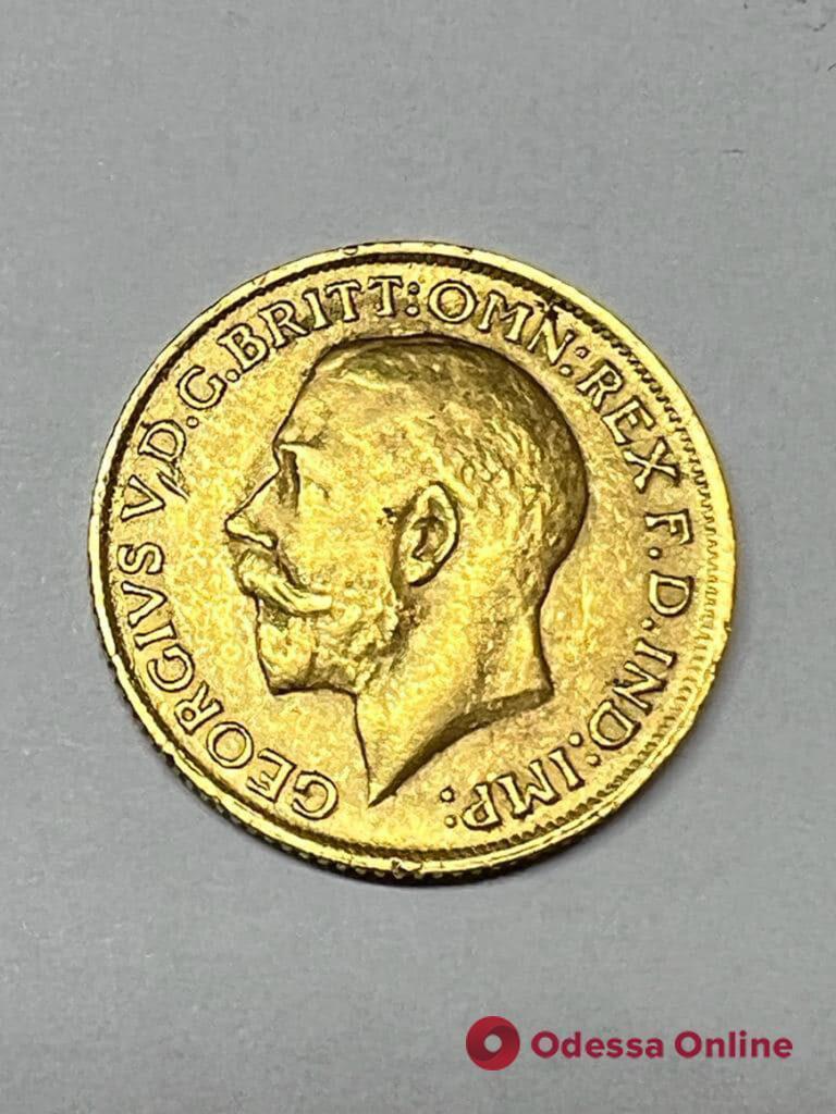 В Орлівці затримали українку з британськими золотими монетами часів Георга V та поштовими марками