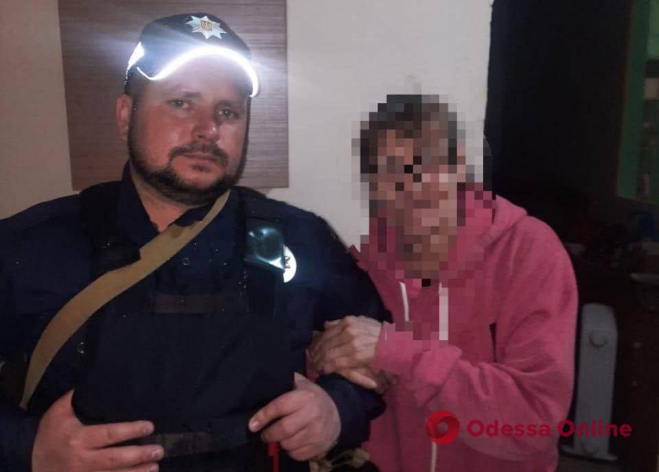 Стояла на подоконнике и кричала: одесские патрульные отговорили женщину от самоубийства