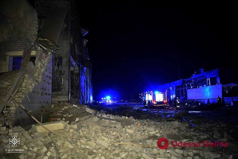 Вечером россияне нанесли ракетный удар по Николаеву – есть пострадавший человек, частично разрушены ТЦ и автосалон