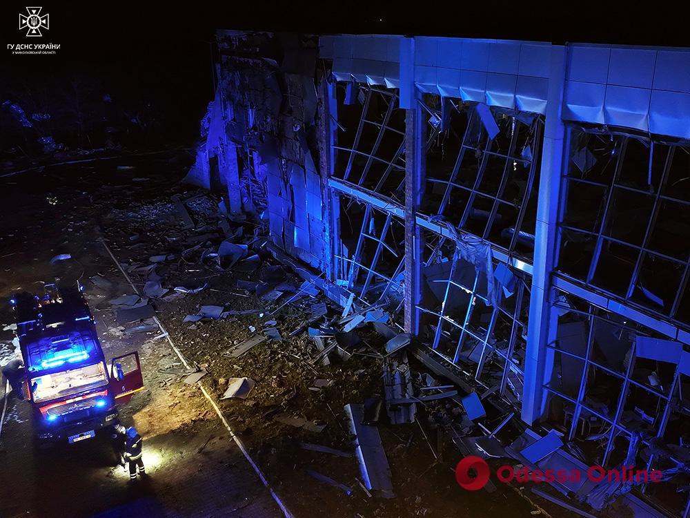 Ввечері росіяни завдали ракетного удару по Миколаєву – є постраждала людина, частково зруйновані ТЦ та автосалон