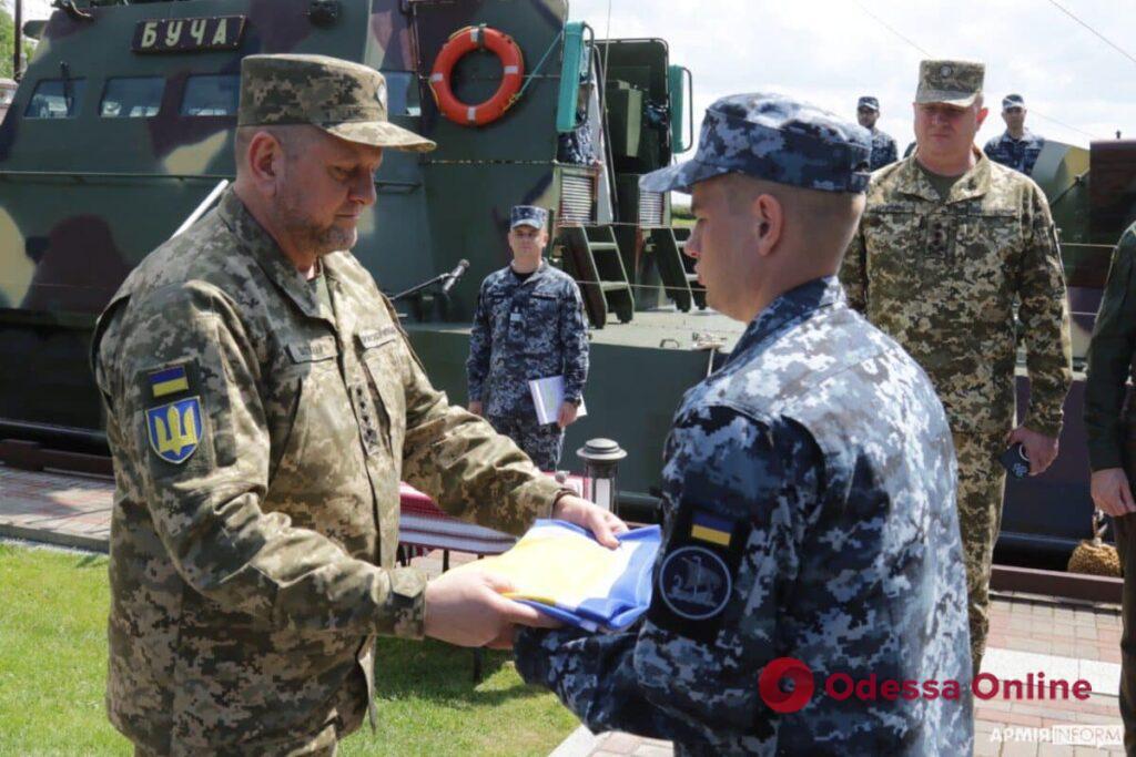 ВМС України отримали новий броньований артилерійський катер