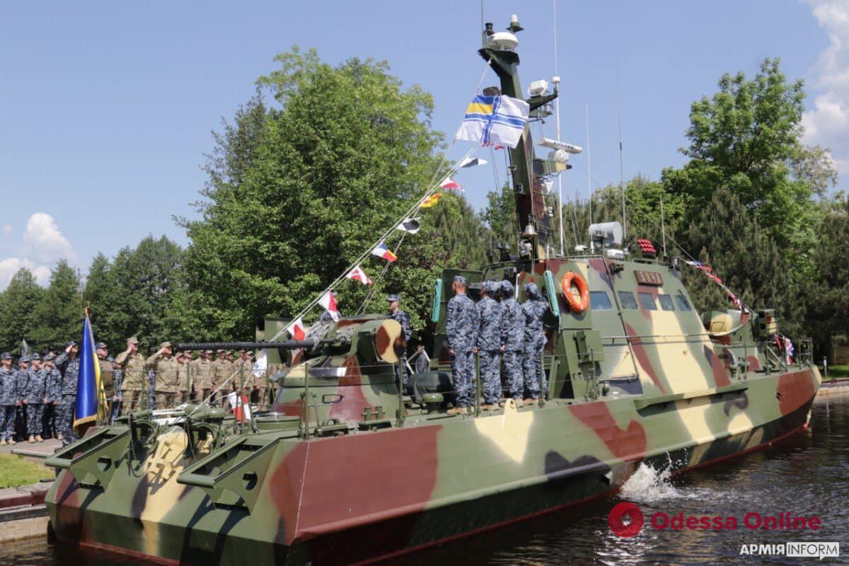ВМС Украины получили новый бронированный артиллерийский катер
